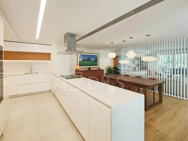 Kuchyně; kuchyňské spotřebiče, přirozené světlo, moderní styl