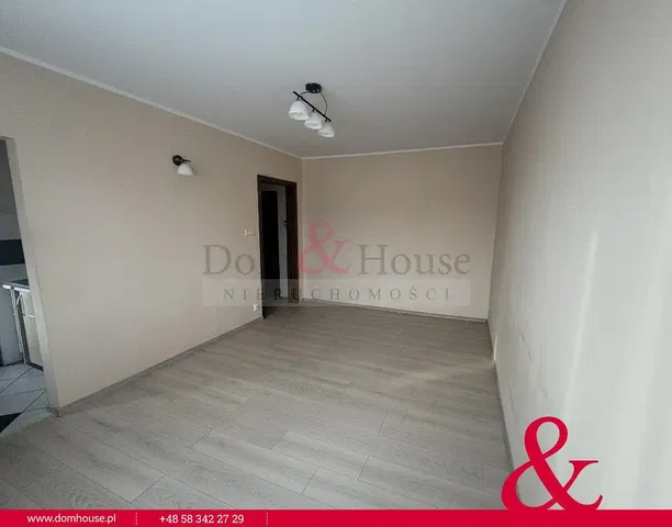 Дневна соба; дрвени под, природно светло