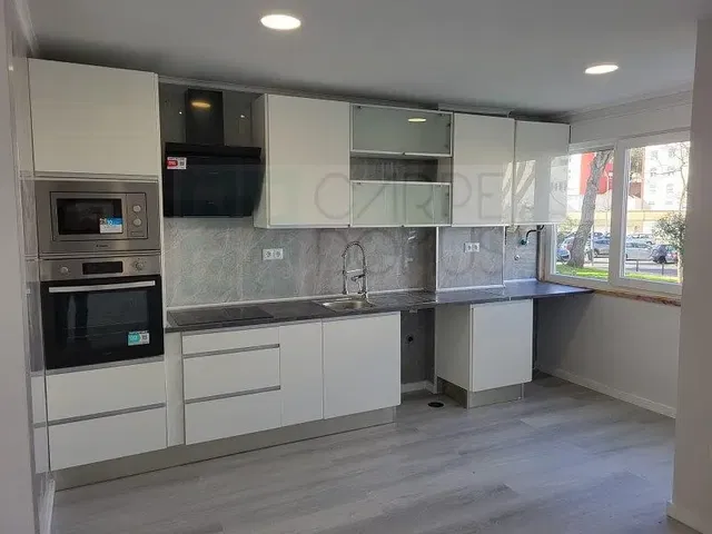 Kuchyně; kuchyňské spotřebiče, výhled, přirozené světlo, moderní styl