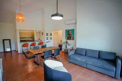 Salon; carrelage, lumière naturelle