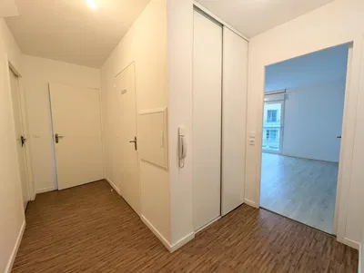 Chamber; wood floor, natural light