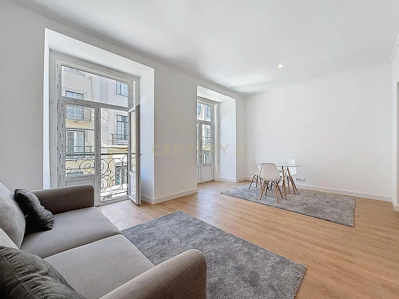 غرفة معيشة; إطلالة, أرضية خشبية, ضوء طبيعي, أسلوب عصري