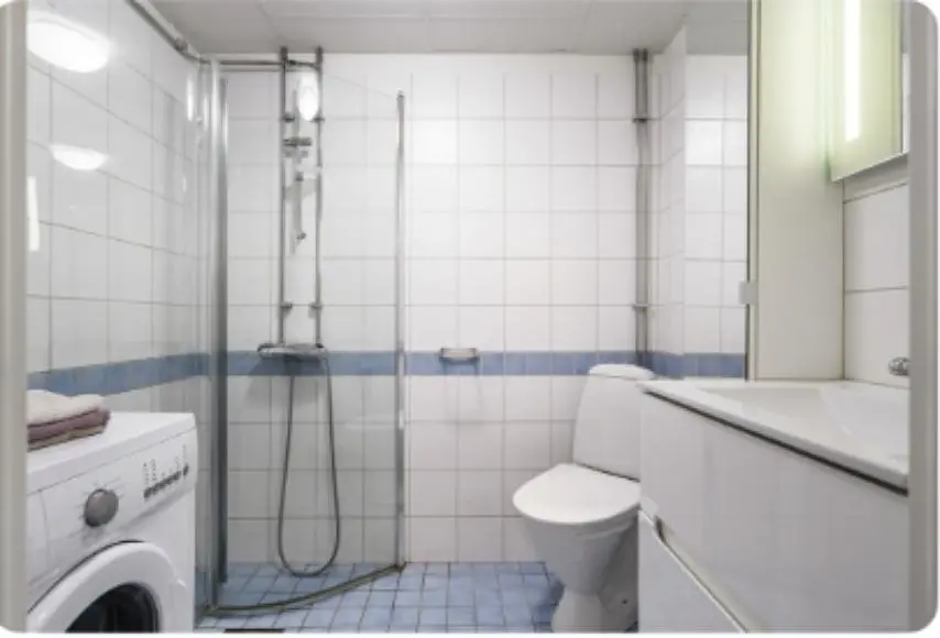 Toaleta; dlažba, přirozené světlo, po rekonstrukci