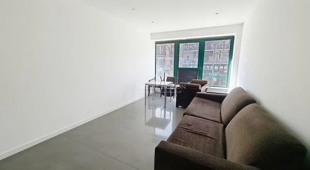 Salon; vue, carrelage, lumière naturelle