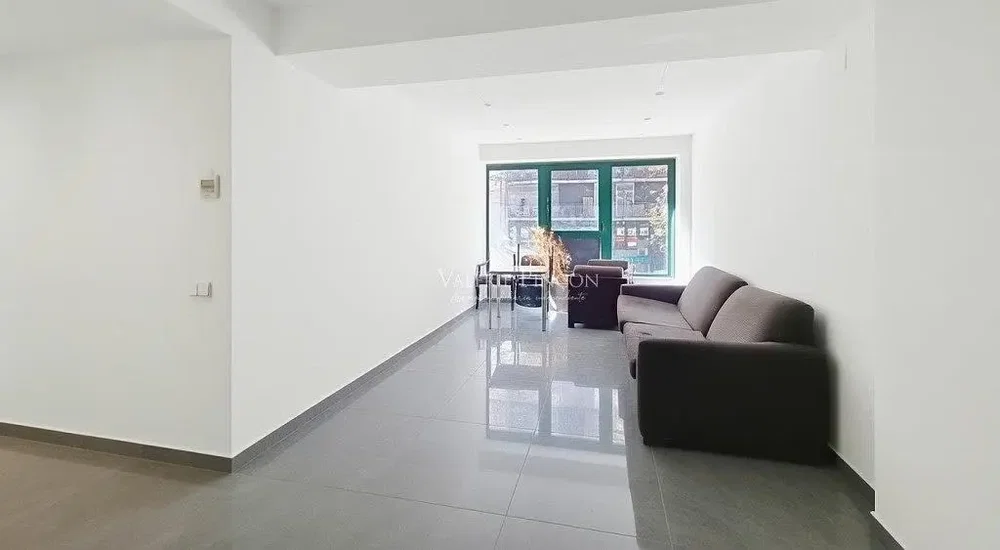 Salon; lumière naturelle, carrelage, vue