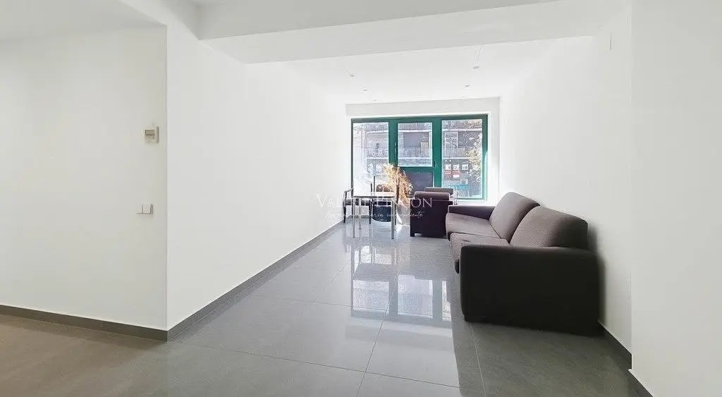 Salon; lumière naturelle, carrelage, vue