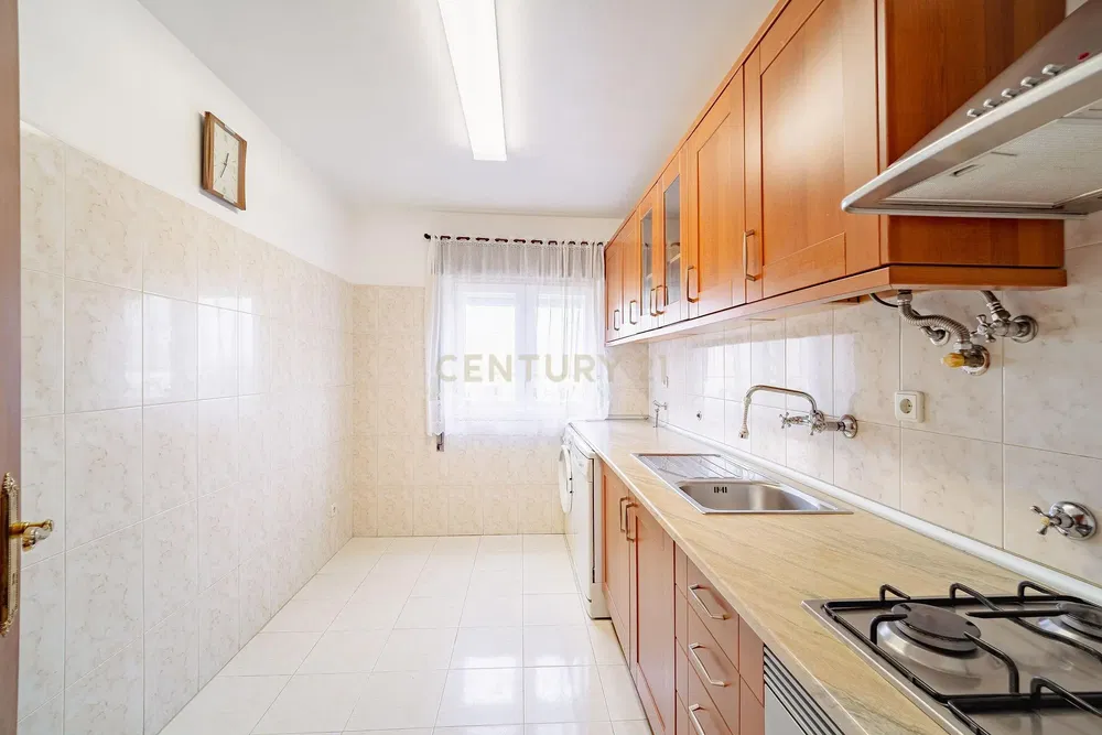 Cuisine; électroménager, carrelage, lumière naturelle, rénové, style moderne