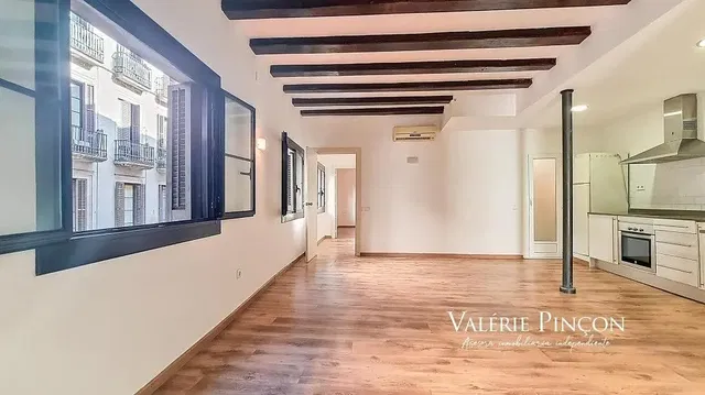 Soggiorno; vista, pavimento in legno, travi in legno, luce naturale, stile moderno