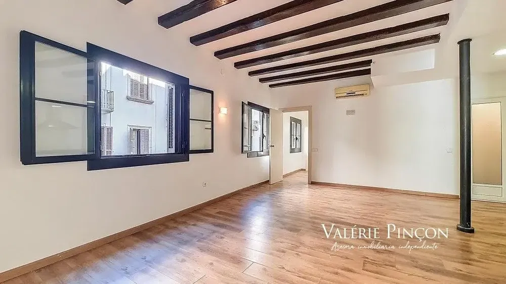 Salon; parquet, poutres en bois, lumière naturelle