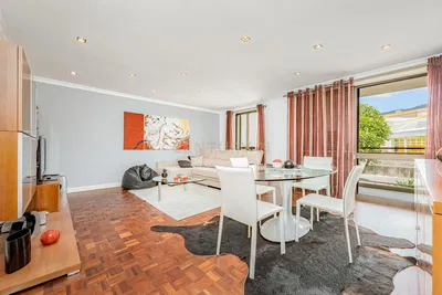 Sala de estar; vista, chão de madeira, luz natural, estilo moderno