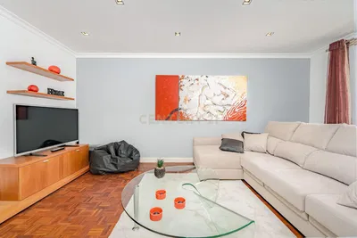 Salon; parquet, lumière naturelle, style moderne