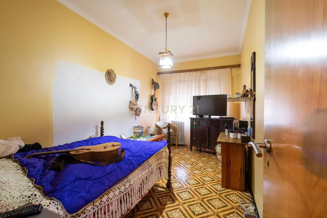 Dormitorio; luz natural, necesita renovación