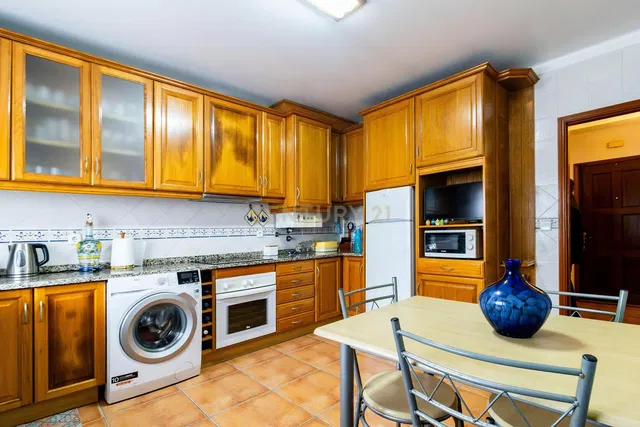 Küche; küchengeräte, fliesenboden, renoviert, tageslicht, moderner stil