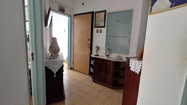 غرفة خلع الملابس; أرضية من البلاط, يحتاج إلى تجديد