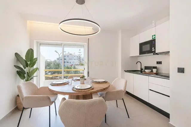 Kuchyňa; výhľad, moderný štýl, prirodzené svetlo