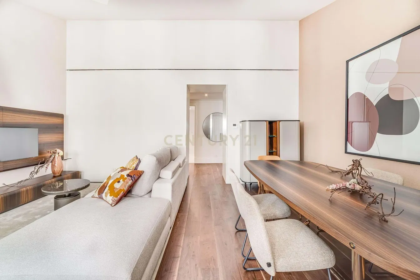 Living room; modern style, wood floor, natural light