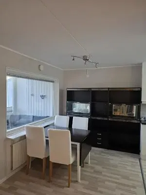 Cuisine; carrelage, lumière naturelle