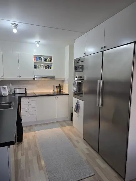 Cuisine; électroménager, parquet, lumière naturelle, style moderne