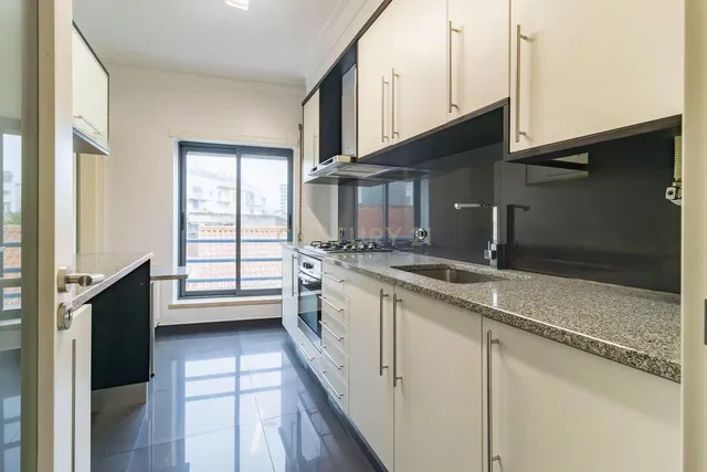 Cucina; elettrodomestici, pavimento in piastrelle, luce naturale, stile moderno