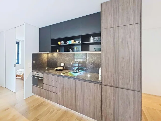 مطبخ; أجهزة المطبخ, أرضية خشبية, ضوء طبيعي, أسلوب عصري