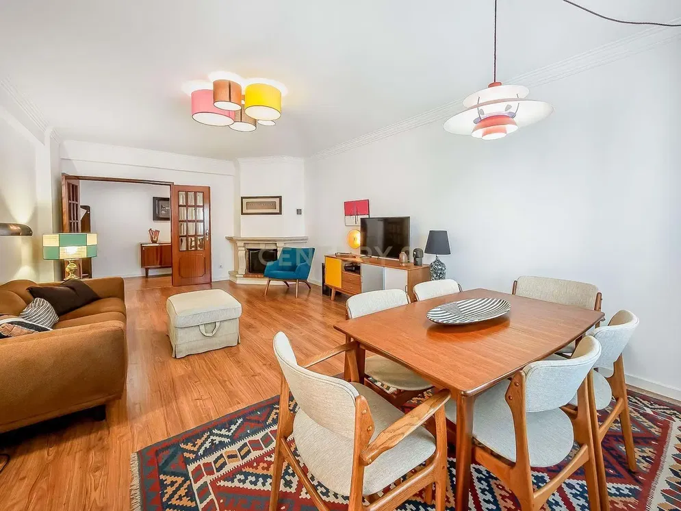 Living room; wood floor, natural light, modern style