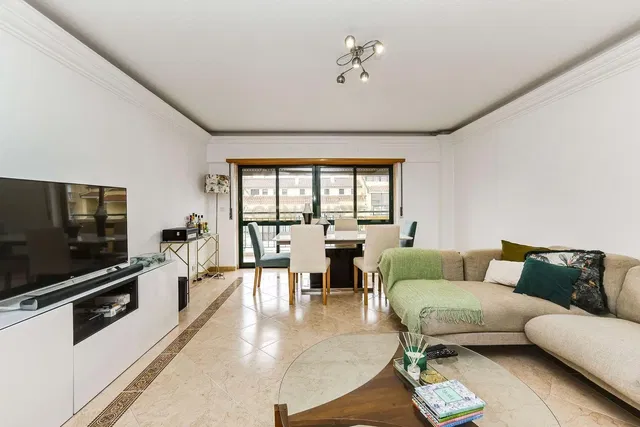 Soggiorno; pavimento in piastrelle, luce naturale, stile moderno