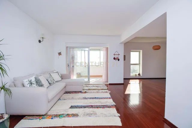 Soggiorno; luce naturale, pavimento in legno