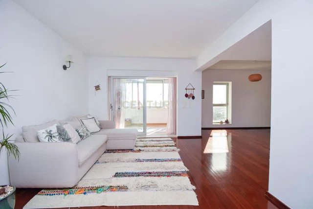 Wohnzimmer; tageslicht, holzboden