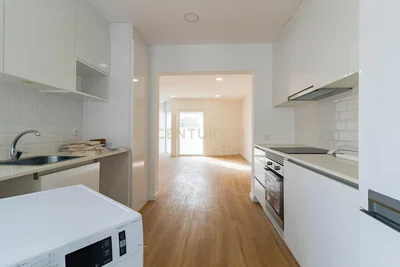 Кухиња; кухињски апарати, природно светло, реновиран, плочице