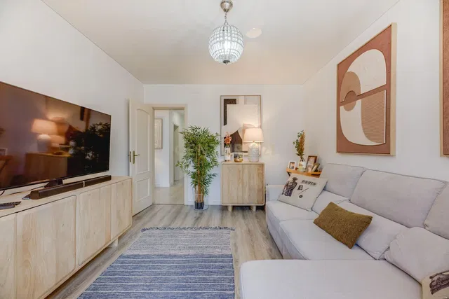 Soggiorno; luce naturale, stile moderno, pavimento in legno