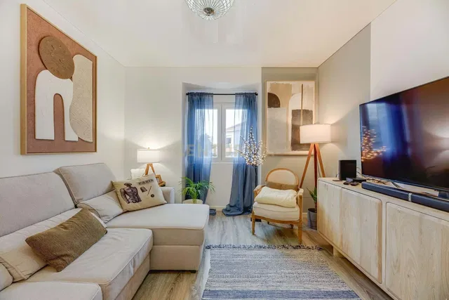 Soggiorno; stile moderno, pavimento in legno, luce naturale