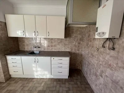 Cuisine; chauffe-eau, carrelage