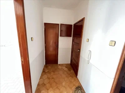 Vestiaire; lumière naturelle, carrelage