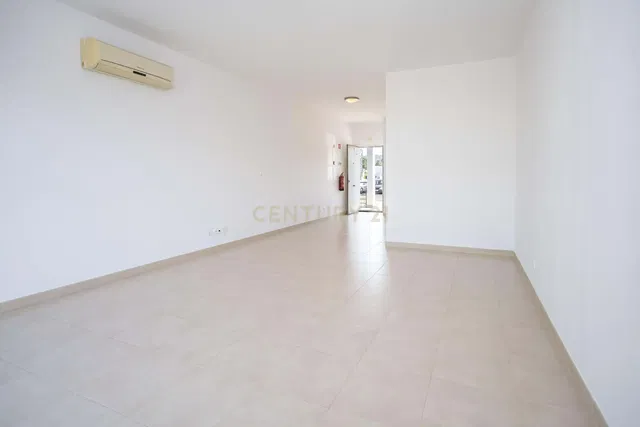 Soggiorno; pavimento in piastrelle, luce naturale, ristrutturato