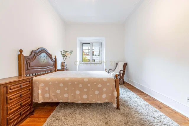 Dormitorio; suelo de madera, luz natural