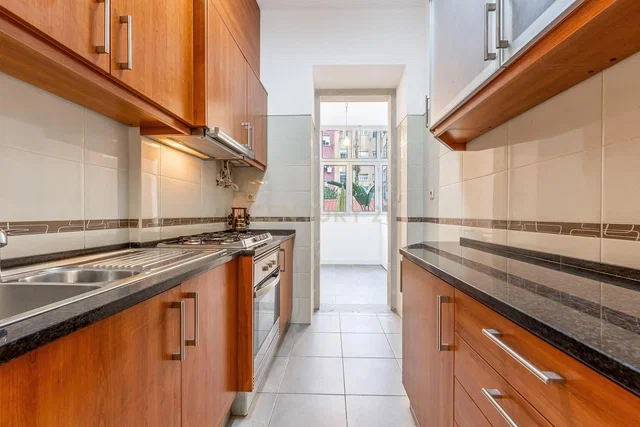Cocina; vista, suelo de baldosas, luz natural