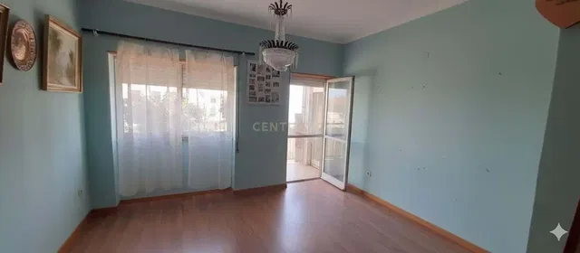 Soggiorno; pavimento in legno, luce naturale, vista