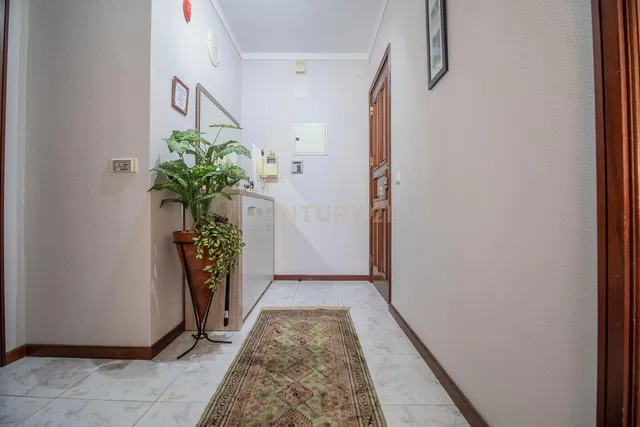 Guardaroba; pavimento in piastrelle