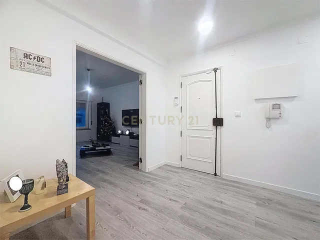 Soggiorno; pavimento in piastrelle, luce naturale