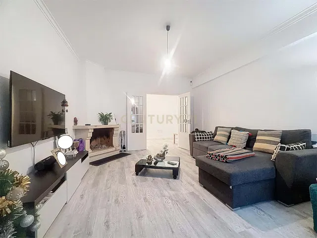 Soggiorno; camino, pavimento in legno, luce naturale, stile moderno