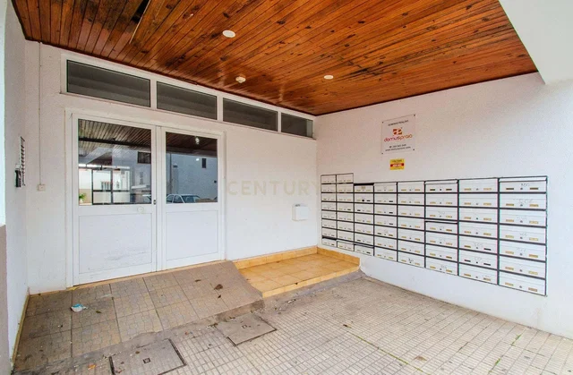 Šatňa; dlažba, drevené trámy