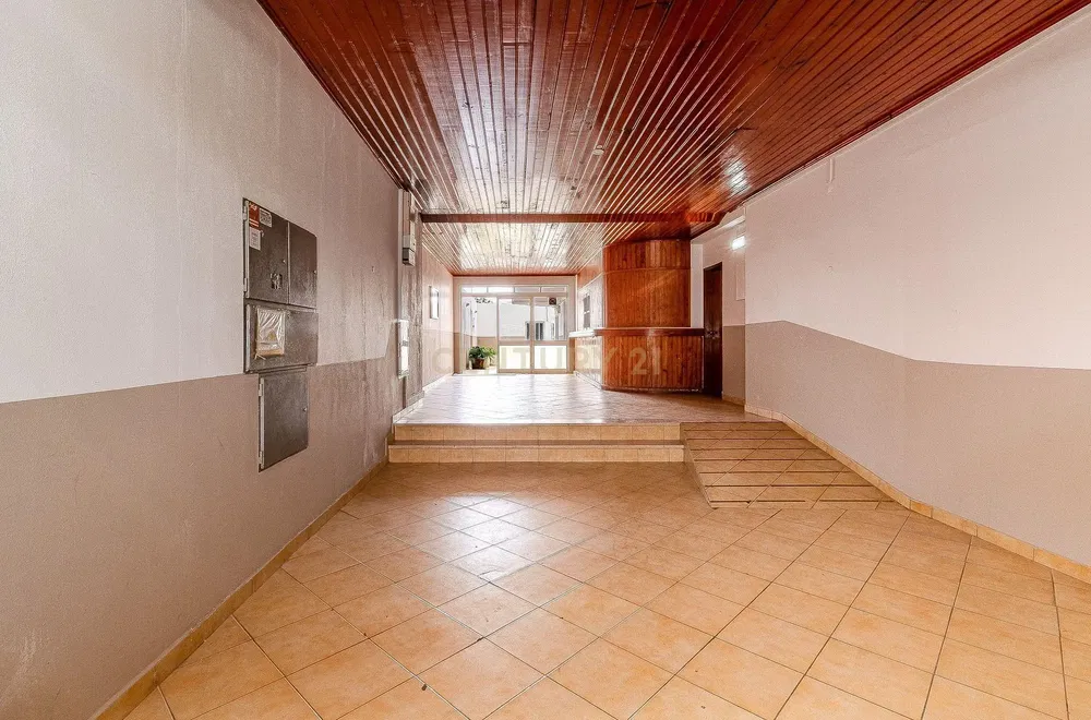 Altro; pavimento in piastrelle, luce naturale