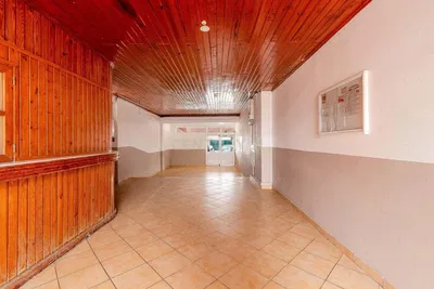 Sala da pranzo; pavimento in piastrelle, travi in legno, vista