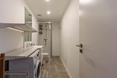 Toilettes; carrelage, lumière naturelle, rénové