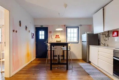 Cuisine; électroménager, parquet, lumière naturelle