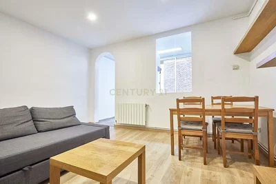 Oturma odası; modern stil, ahşap zemin, doğal ışık