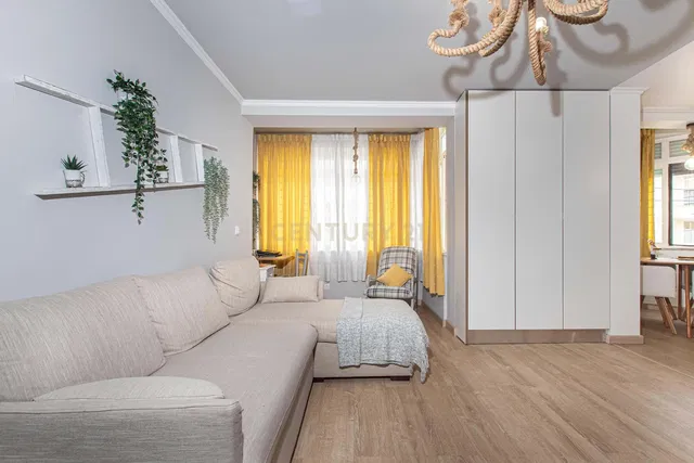 Soggiorno; luce naturale, stile moderno, pavimento in legno