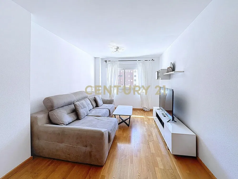 Wohnzimmer; holzboden, tageslicht, moderner stil, blick