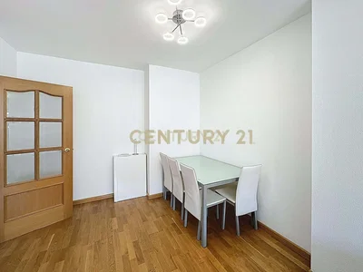 Salle à manger; parquet, lumière naturelle