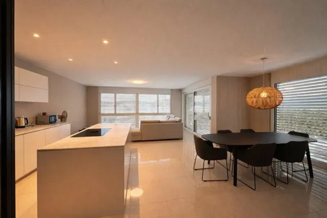 Cocina; vista, luz natural, estilo moderno, suelo de baldosas, electrodomésticos